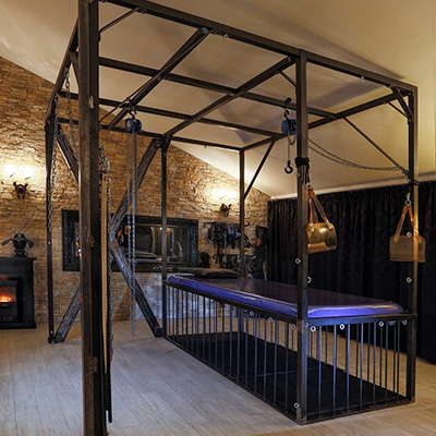 Locked in the cage and punished | von Autor Der Stiefelknecht (Ein Stammgast unseres Hauses) | Bizarrstudio Elegance Blog